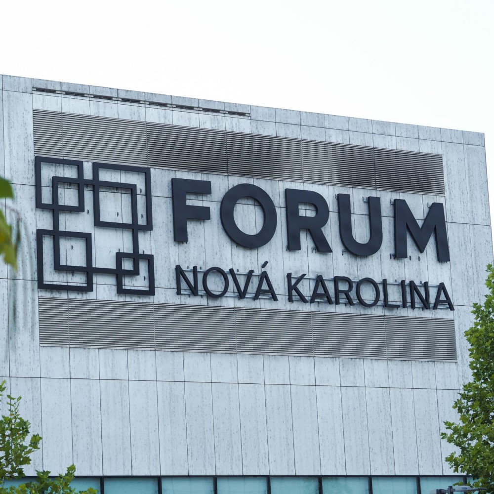 Forum Nová Karolina - lighted signs